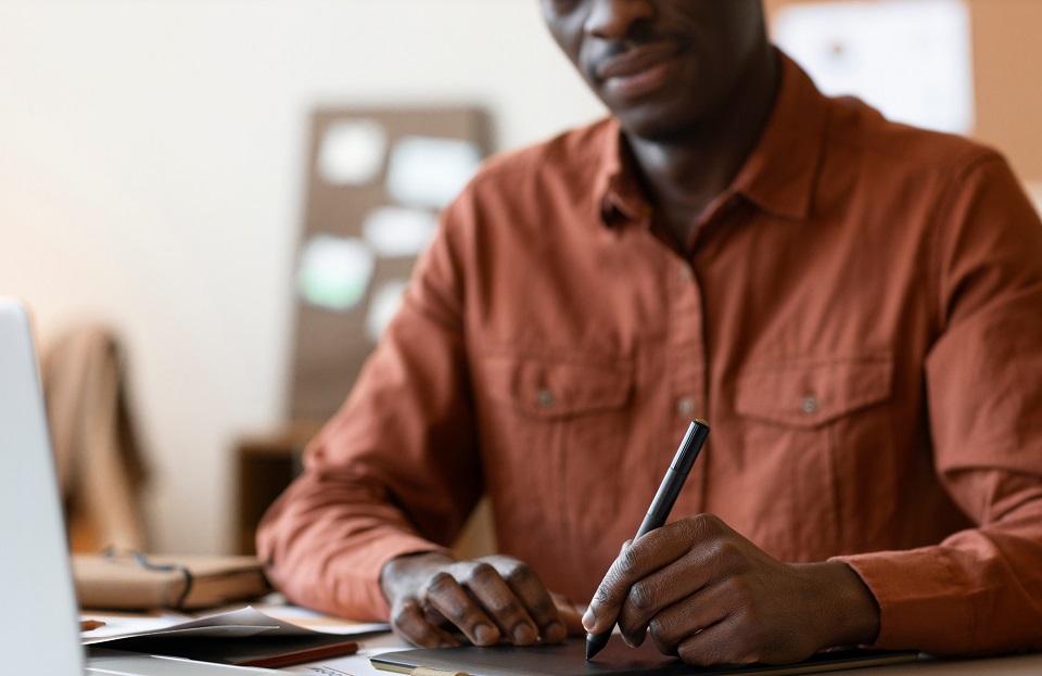 Homem conferindo relatório