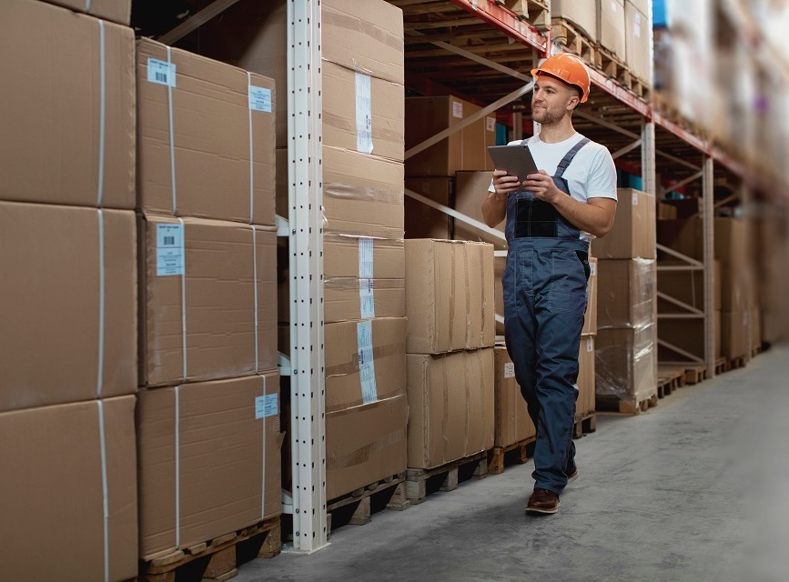 Homem conferindo estoque