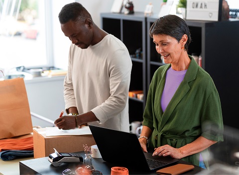 Homem e mulher trabalhando